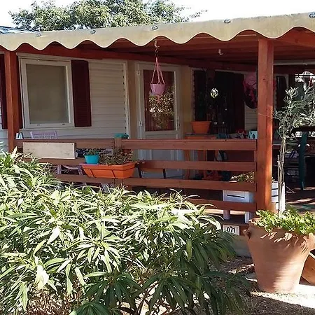 Camping Saint Jean مكان تخييم سيكس-فور-لو-بلاج