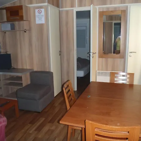 Camping Saint Jean مكان تخييم سيكس-فور-لو-بلاج